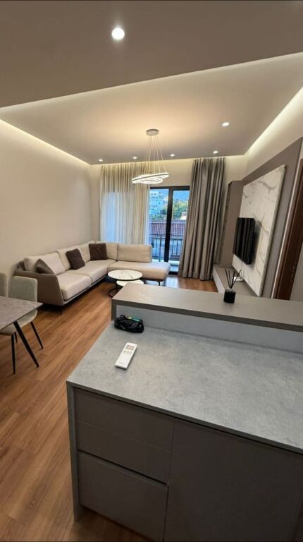 APARTAMENT 2+1+2 TUALETE. 70000 LEKE.FARMACIA 10
