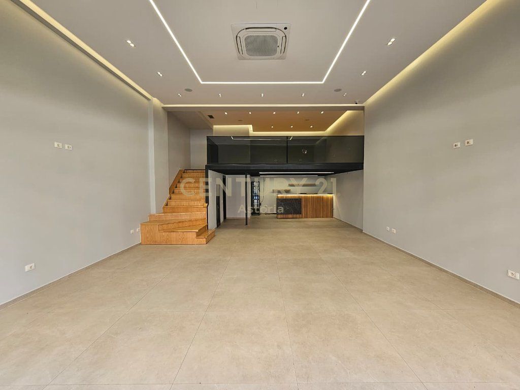 SI AFFITTA AMBIENTE DUPLEX A 5 MAJI, TIRANA