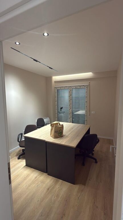 OFFICE FOR RENT 85M2 FORMER EAGLE SQUARE 70,000 LEKE FH-80489