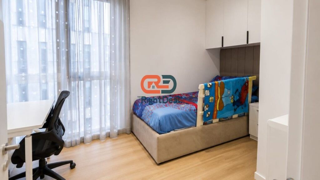 At Emerald Center, Apartment 3+1+2 for Rent, Fully Invested !!!