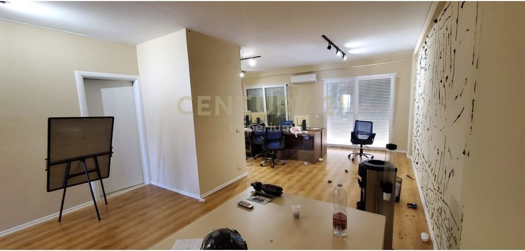 Office Apartment for Rent in the Commune of Paris – 4 Work Spaces!