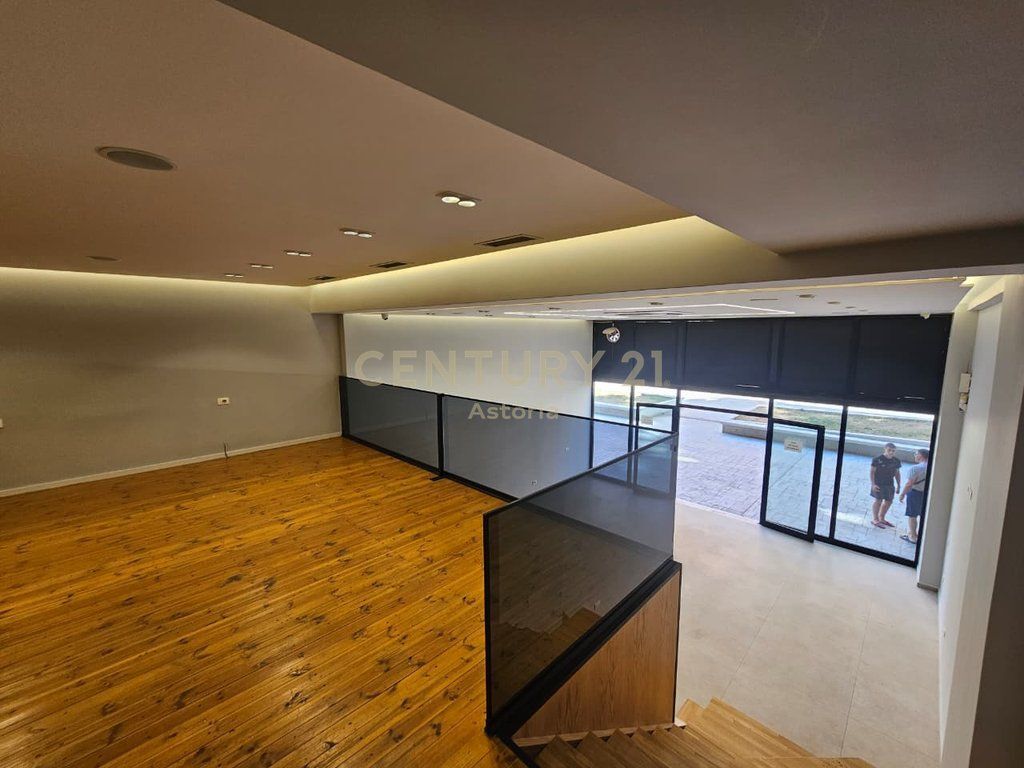 SI AFFITTA AMBIENTE DUPLEX A 5 MAJI, TIRANA