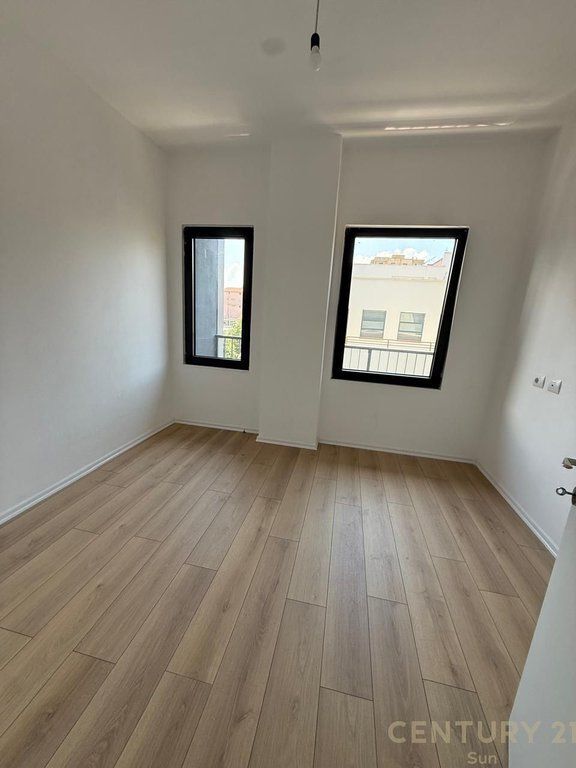 JEPET ME QIRA APARTAMENT PER ZYRE 3+1+2+2 POSTE PARKIMI TEK RRUGA E BARRIKADAVE !