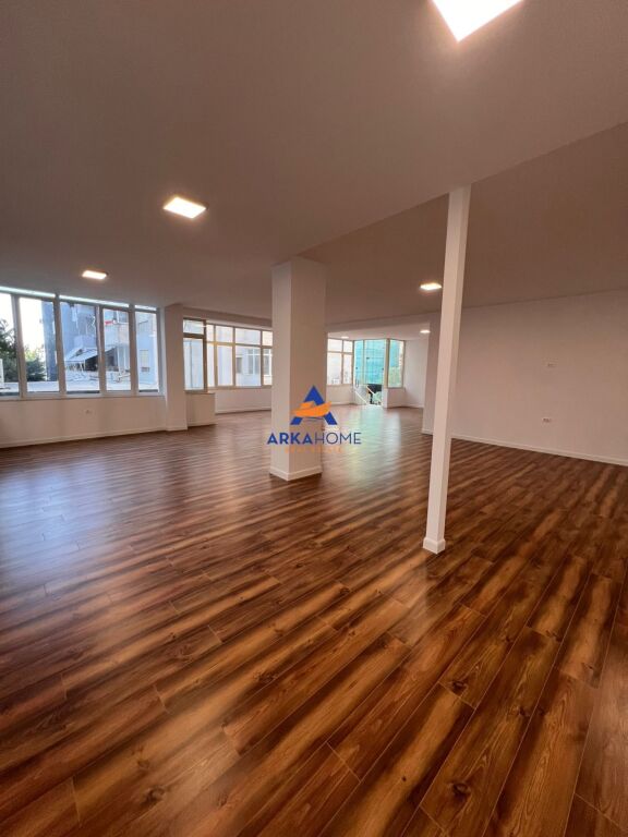 LOCALE IN AFFITTO 150M2 "LAGO ASCIUTTO" 180.000 LEKE