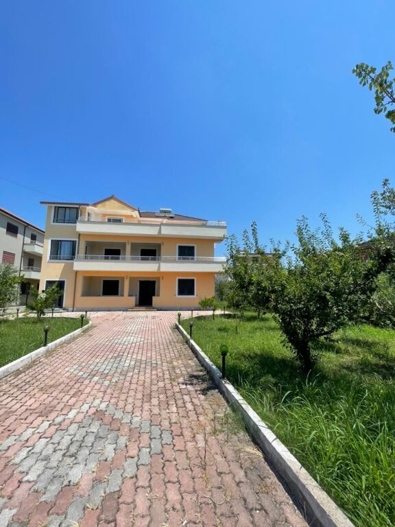 Villa su 3 piani 2+1+2 In Affitto sulla Spiaggia Ferroviaria, Durrës