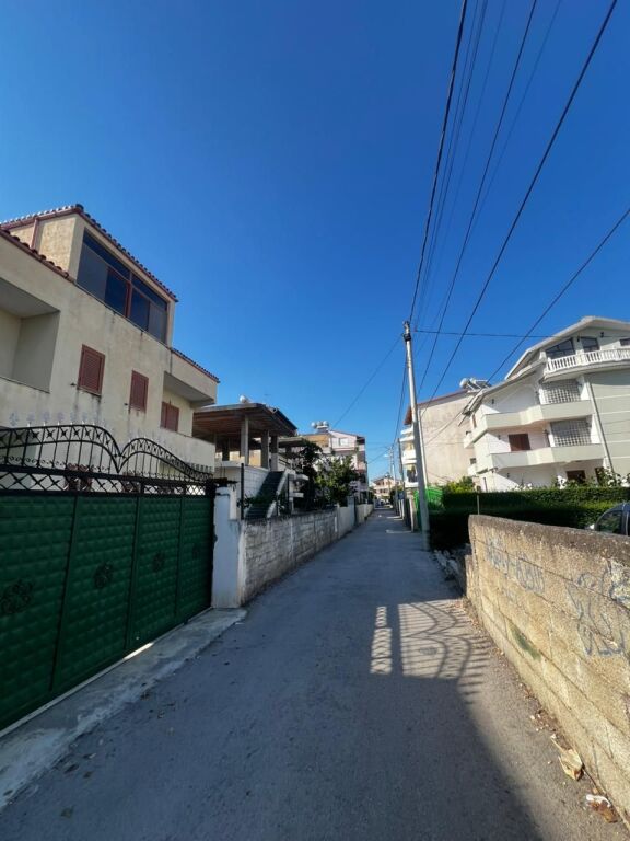 VILLA STATALE SU 3 PIANI NEL QUARTIERE 13 SPIAGGIA, DURRES