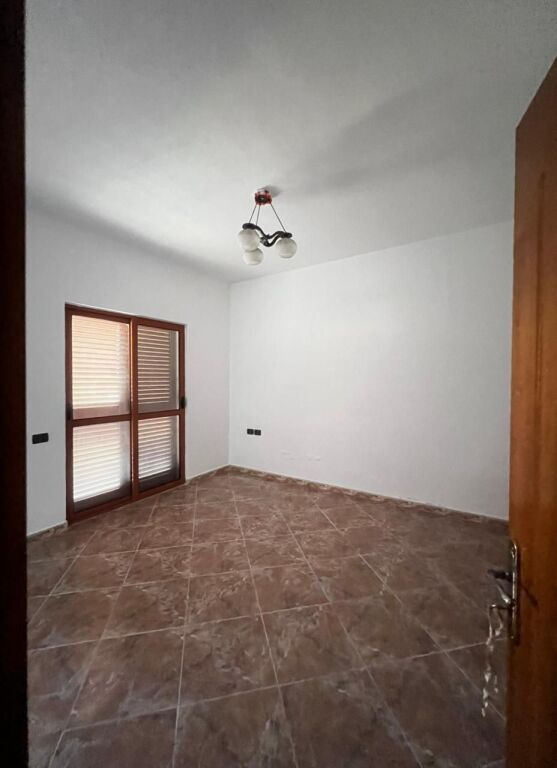 VILLA STATALE SU 3 PIANI NEL QUARTIERE 13 SPIAGGIA, DURRES