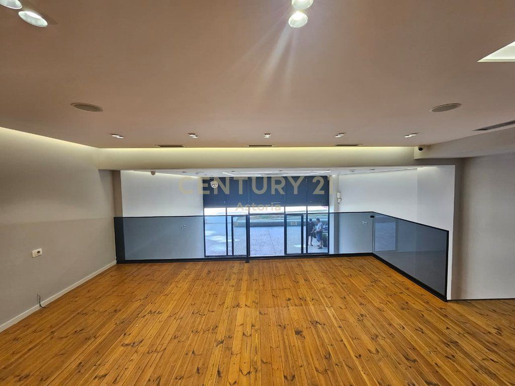 SI AFFITTA AMBIENTE DUPLEX A 5 MAJI, TIRANA