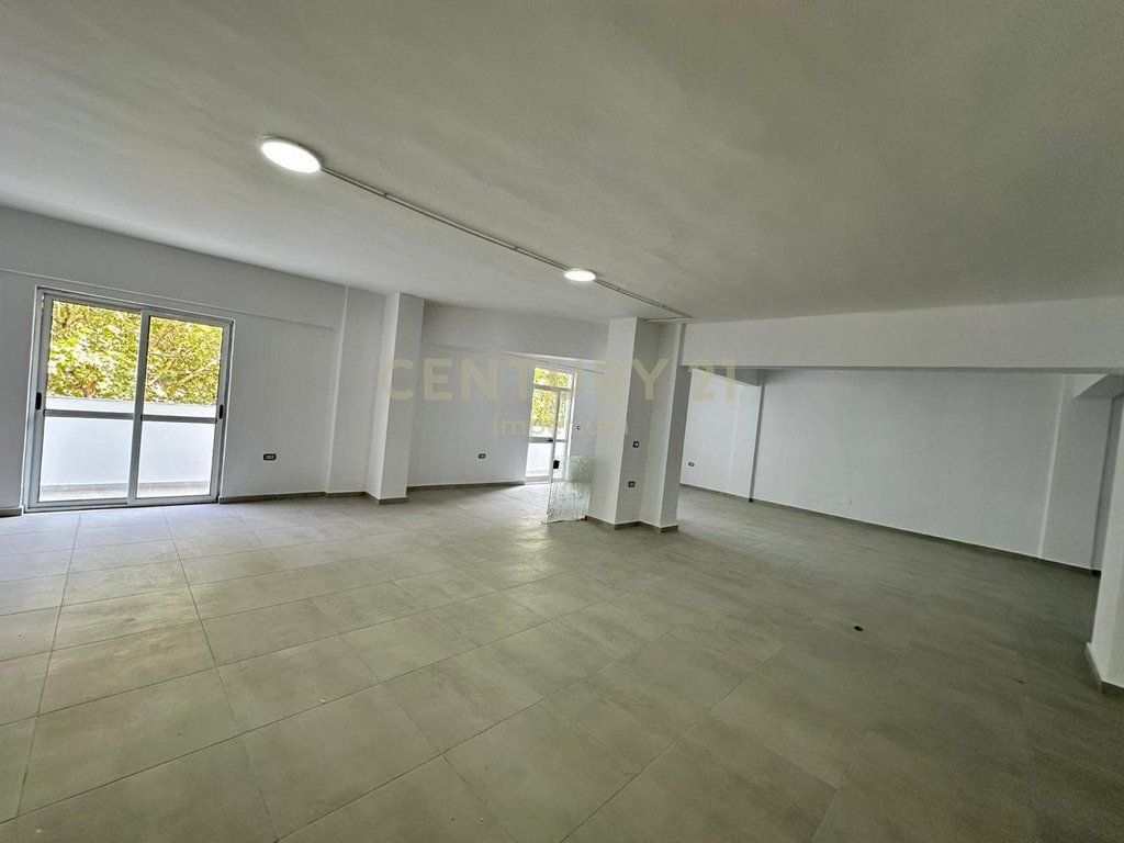950 m² Commercial Space for Rent on Dritan Hoxha Street – Open Space!