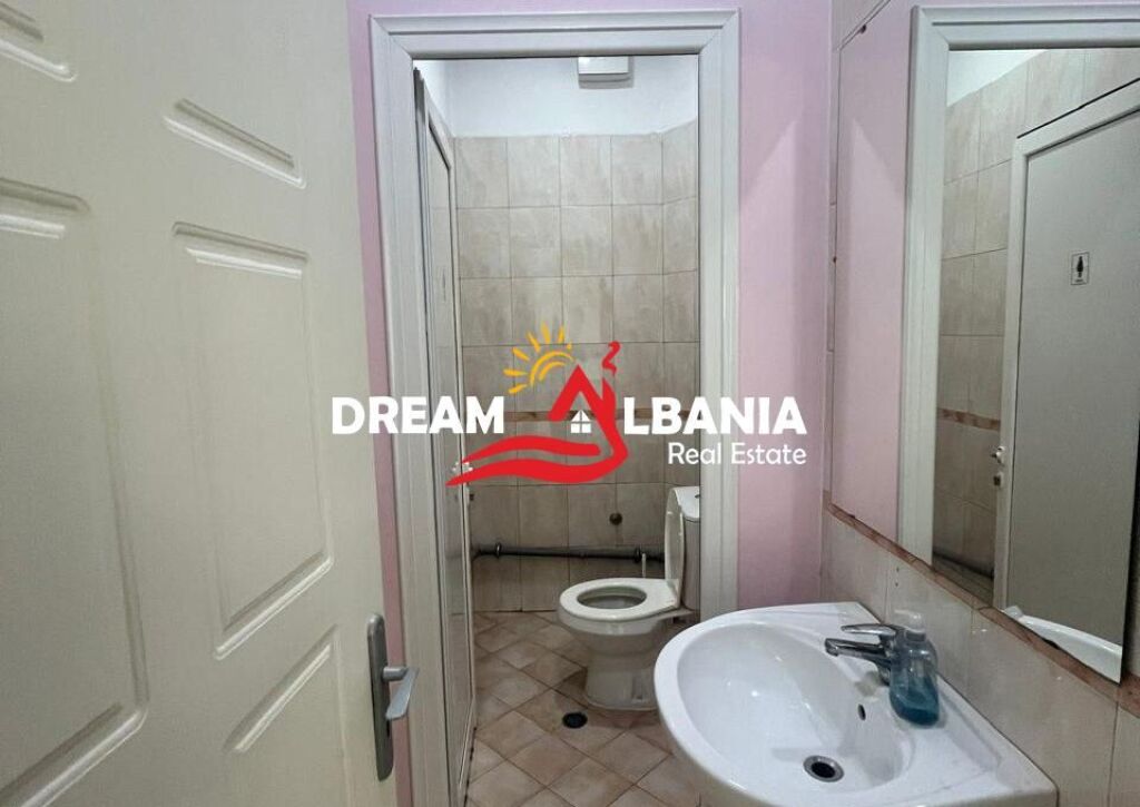Jepet dy ambiente biznesi me qera  te oxhaku prane kompleksit ASL (ID 42711176 )