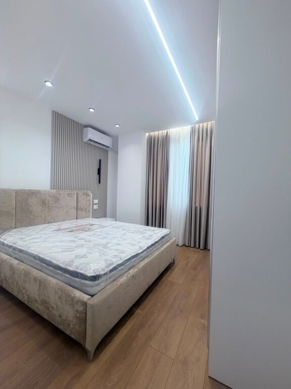 Jepet apartament me qera 1+1 i mobiluar tek 21 Dhjetori Hotel Mondial