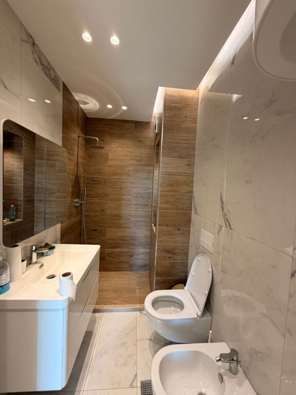 🏢 JEPET ME QIRA AMBIENT PËR ZYRA 📍 Pranë Hotel Mondial – Tiranë