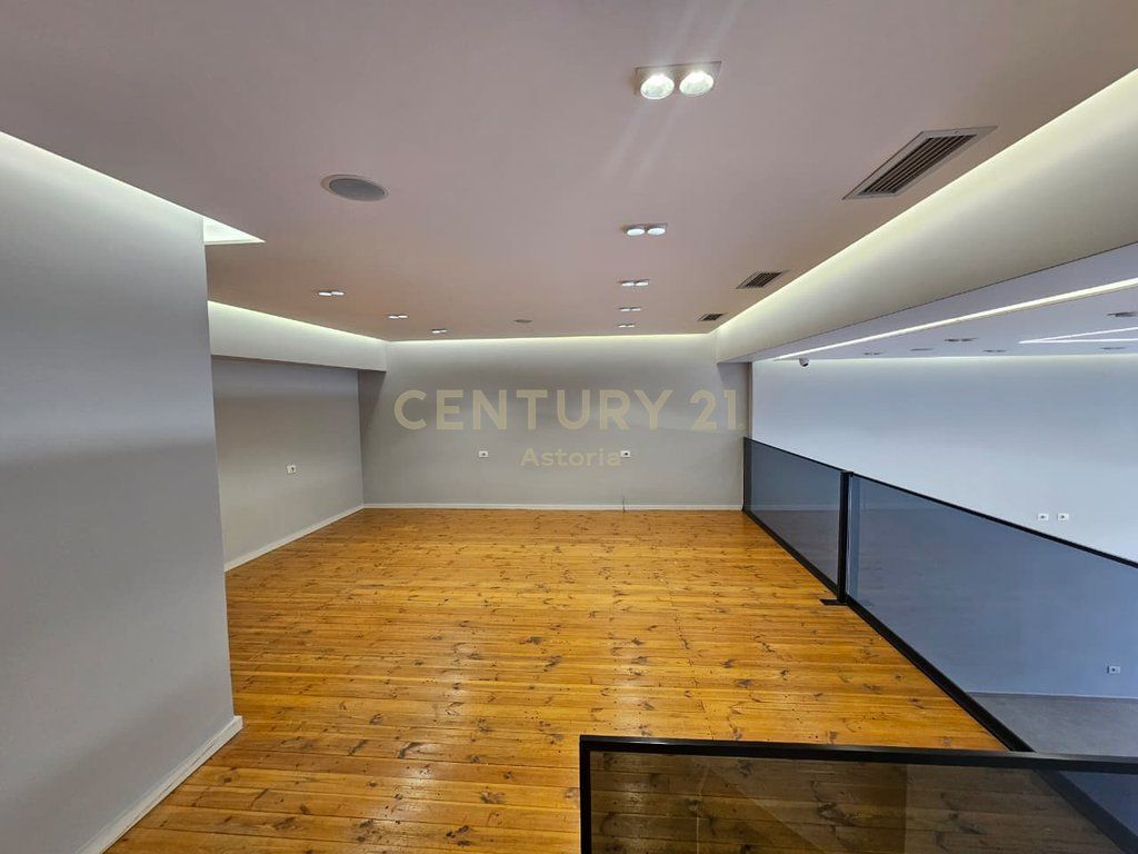 SI AFFITTA AMBIENTE DUPLEX A 5 MAJI, TIRANA