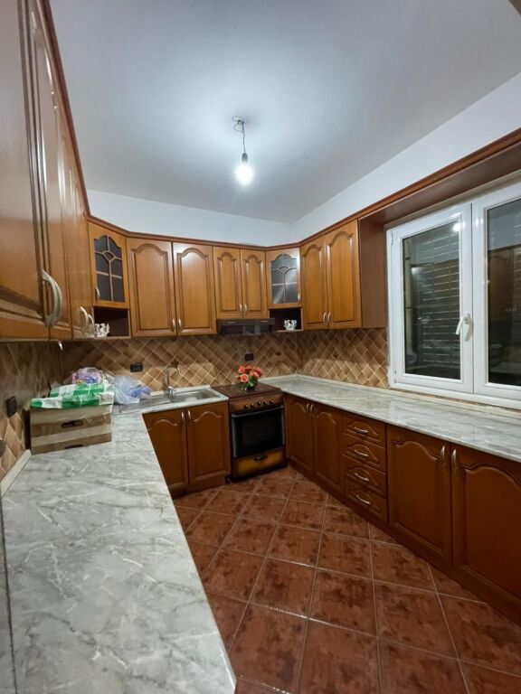 Villa su 3 piani 2+1+2 In Affitto sulla Spiaggia Ferroviaria, Durrës