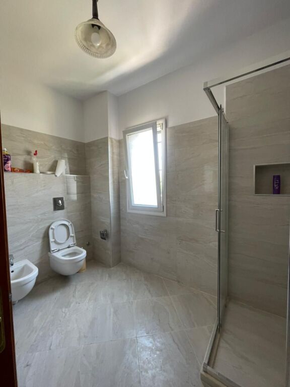 Villa su 3 piani 2+1+2 In Affitto sulla Spiaggia Ferroviaria, Durrës