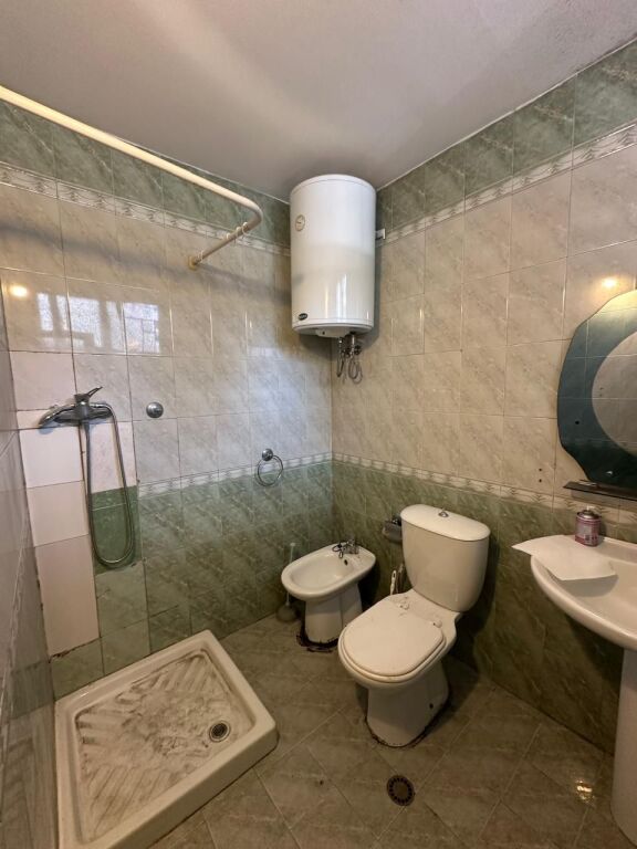 🏢Rruga e Elbasanit,prane Institutit te Higjenes jepet me qera apartament,1+1,i mobiluar.45,000Leke