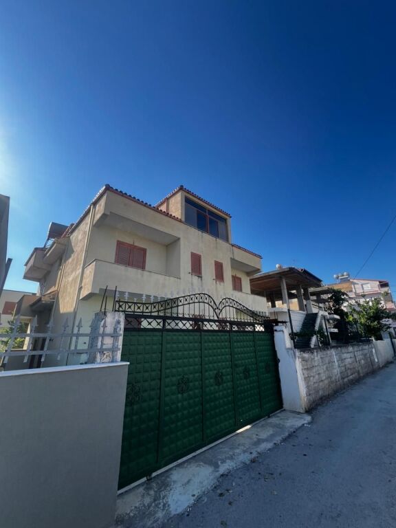 VILLA STATALE SU 3 PIANI NEL QUARTIERE 13 SPIAGGIA, DURRES