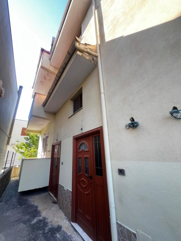 VILLA STATALE SU 3 PIANI NEL QUARTIERE 13 SPIAGGIA, DURRES