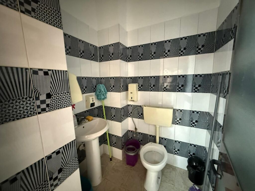 Shitet Njësi Biznesi, Komuna e Parisit, Tirane