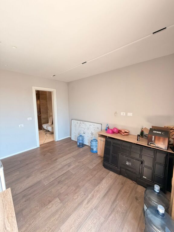 🏢 JEPET ME QIRA AMBIENT PËR ZYRA 📍 Pranë Hotel Mondial – Tiranë