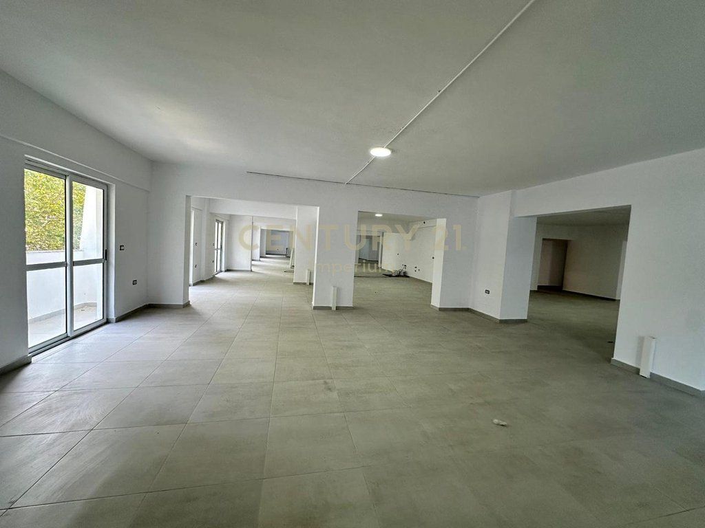 950 m² Commercial Space for Rent on Dritan Hoxha Street – Open Space!