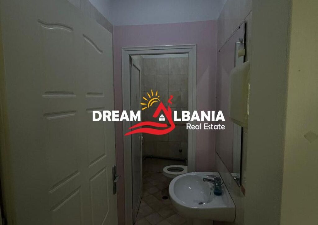 Jepet dy ambiente biznesi me qera  te oxhaku prane kompleksit ASL (ID 42711176 )