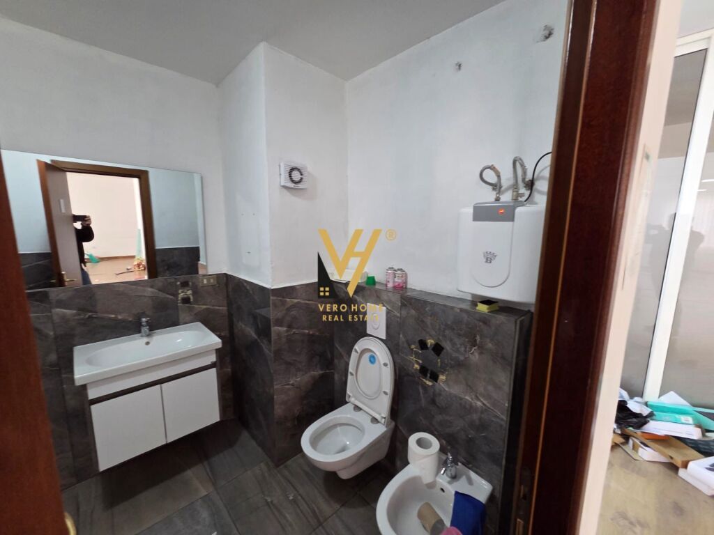 JEPET ZYRE 200 M2 ME QERA NE ISH-BLLOK 200.000 LEKE