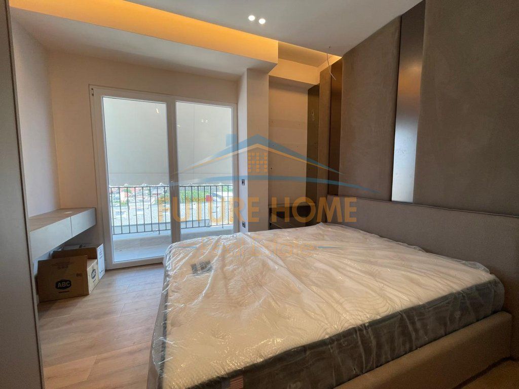 Apartamenti ndodhet në Kompleksin Aura, pranë Rrugës Dritan Hoxha, Laprakë.
