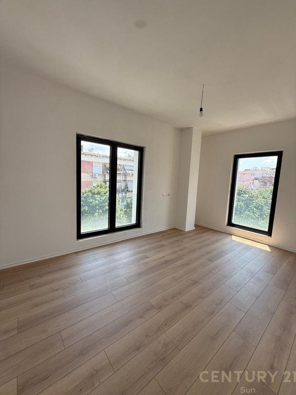 JEPET ME QIRA APARTAMENT PER ZYRE 3+1+2+2 POSTE PARKIMI TEK RRUGA E BARRIKADAVE !