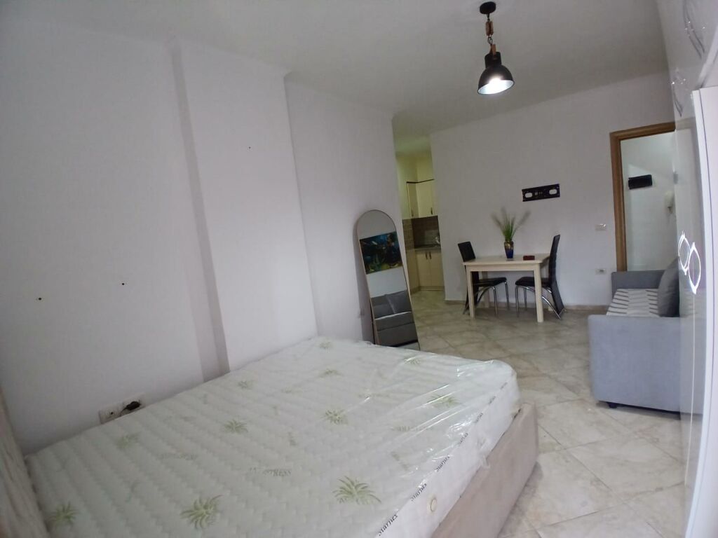 JEPET ME QIRA APARTAMENT 1+1 📍 Rruga Myrteza Topi – Pranë Rrugës së Barrikadave, Tiranë