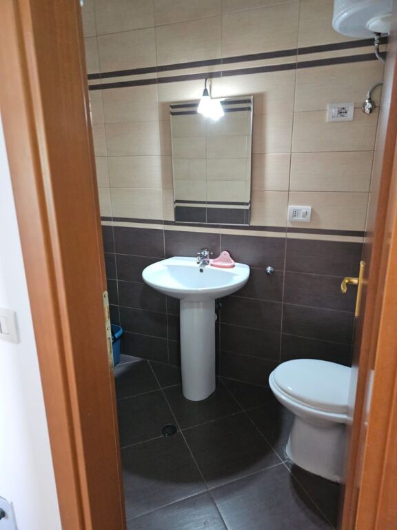 Jepet me qira apartament – Rruga e Elbasanit !