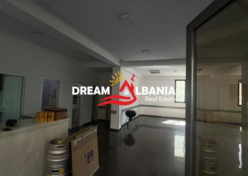 Jepet dy ambiente biznesi me qera  te oxhaku prane kompleksit ASL (ID 42711176 )
