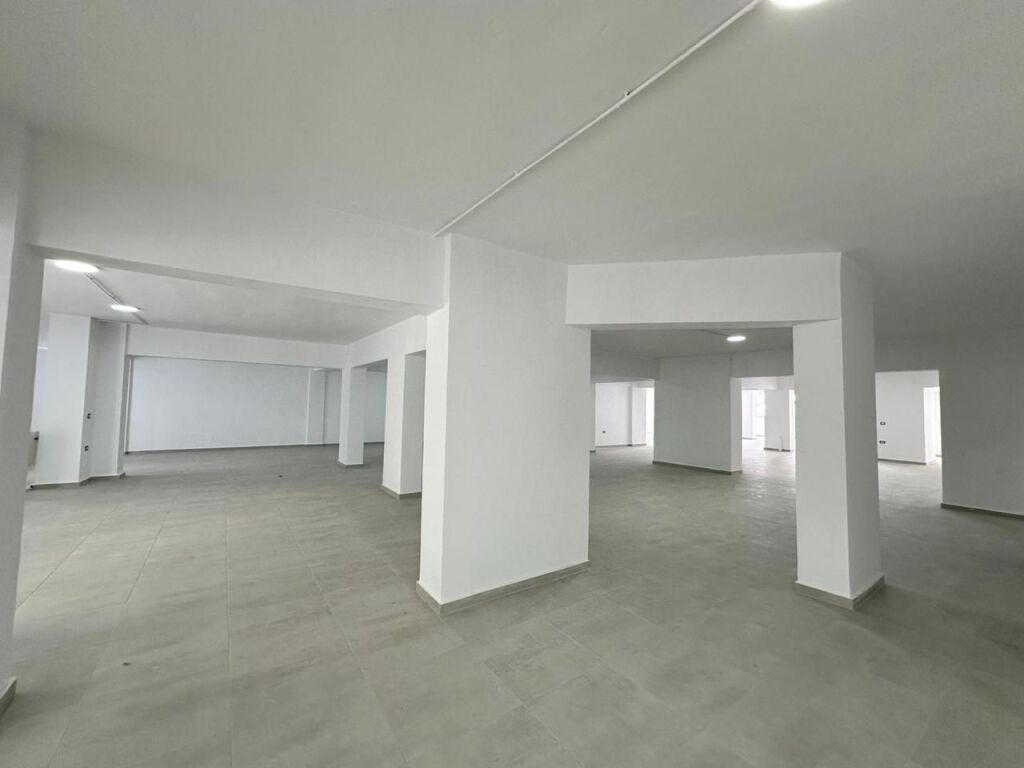 Commercial Space 950 m² for Rent on Dritan Hoxha Street