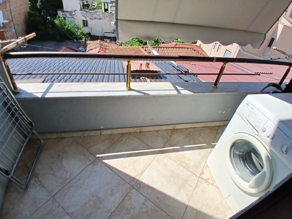 JEPET ME QIRA APARTAMENT 1+1 📍 Rruga Myrteza Topi – Pranë Rrugës së Barrikadave, Tiranë