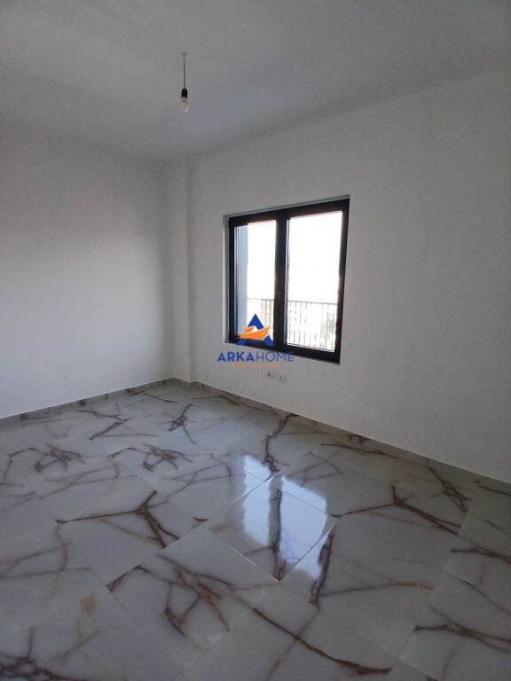AFFITTASI APPARTAMENTO 3+1+VERANDA "VIA BARRICATA" 140.000 LEKE