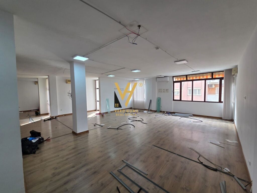 JEPET ZYRE 200 M2 ME QERA NE ISH-BLLOK 200.000 LEKE