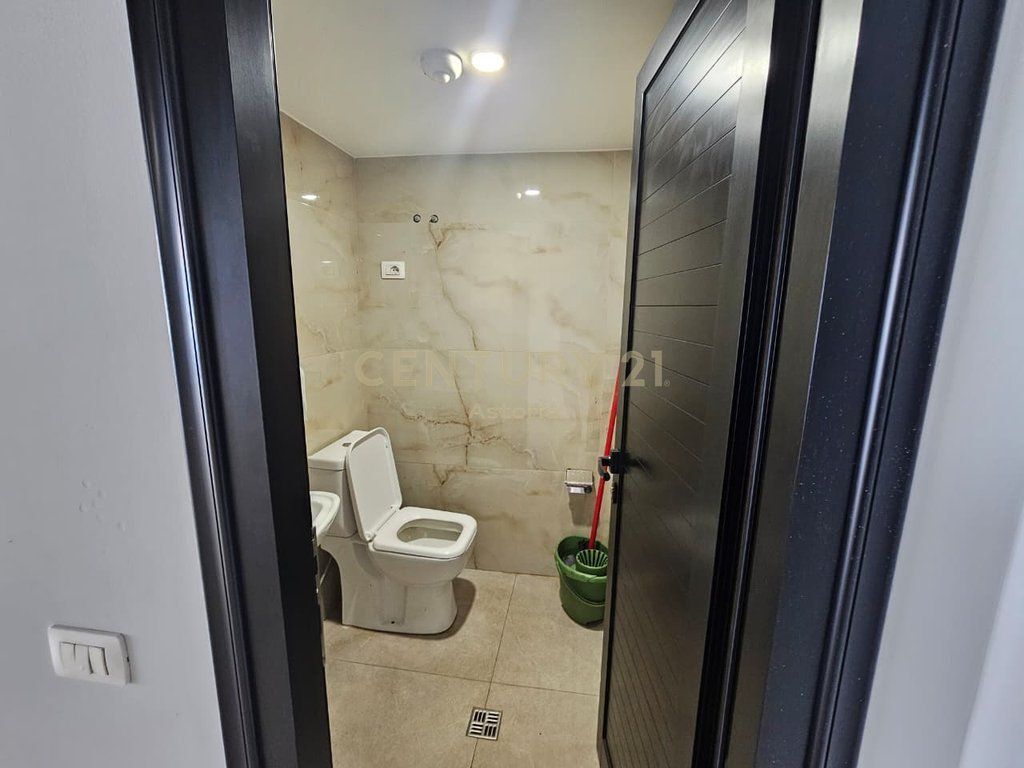 SI AFFITTA AMBIENTE DUPLEX A 5 MAJI, TIRANA