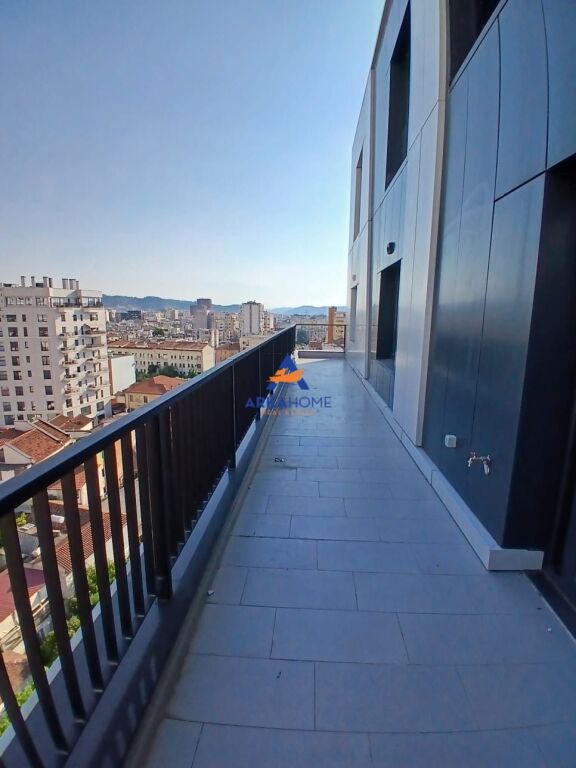 AFFITTASI APPARTAMENTO 3+1+VERANDA "VIA BARRICATA" 140.000 LEKE