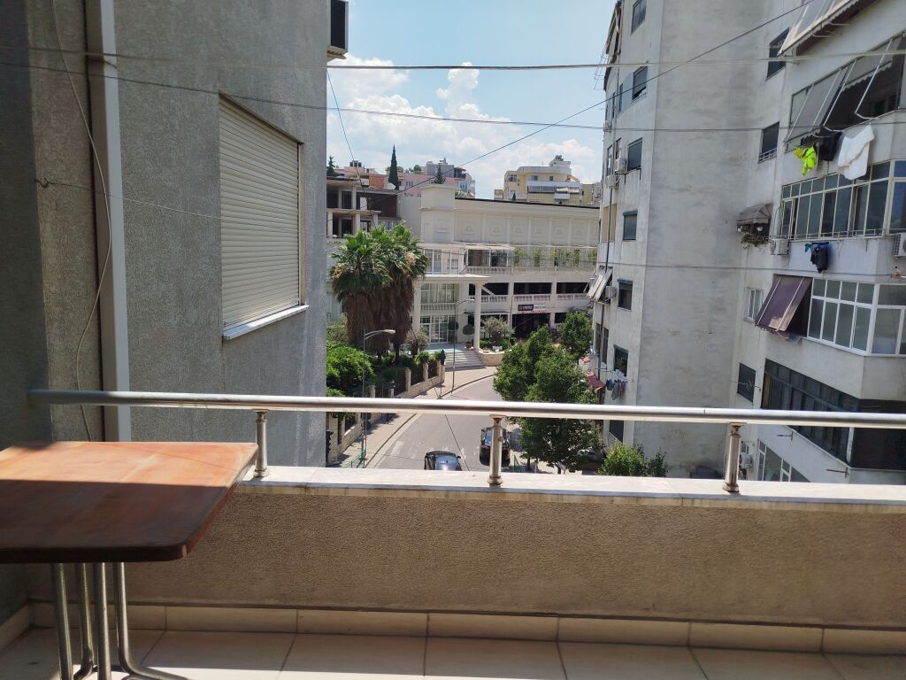 APARTAMENT NË SHITJE PALLATI PËRBALLË RESTORANT FRESKU