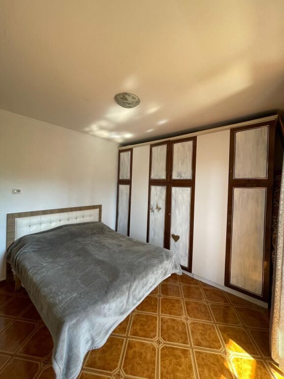 🏢Via Siri Kodra, vicino al Dispensario, si affitta appartamento 2+1, arredato. 60.000 Leke