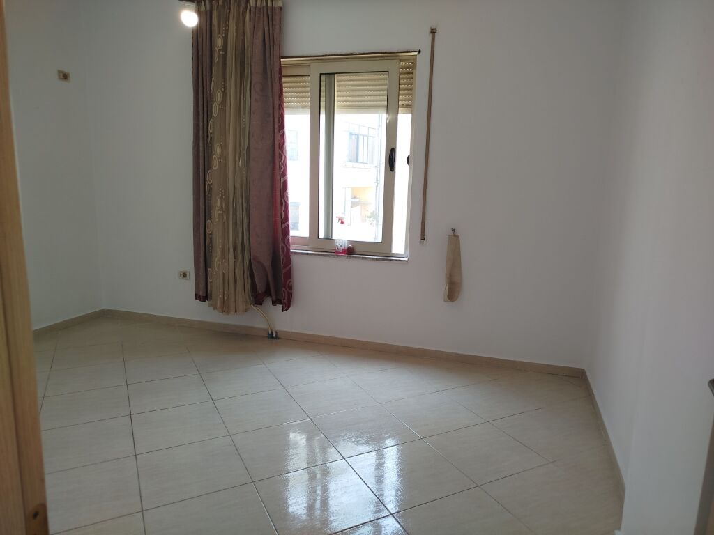 APARTAMENT NË SHITJE PALLATI PËRBALLË RESTORANT FRESKU
