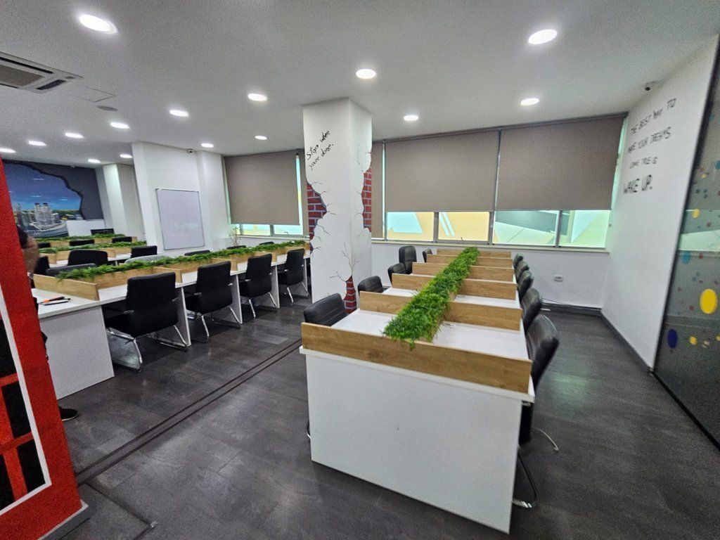 VENDITA AMBIENTE COMMERCIALE / UFFICIO DI FRONTE AL COMPLESSO DELIJORGJI