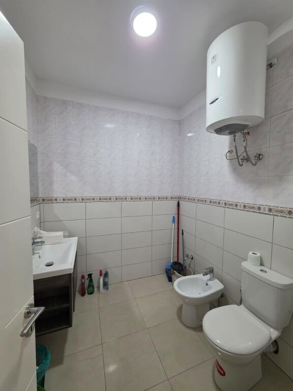 Ambient biznesi me qera prane Shkolles se Baletit