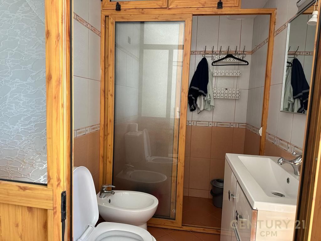 PRANE RRUGES SE KOSOVAREVE JAPIM ME QIRA APARTAMENT 2+1+2