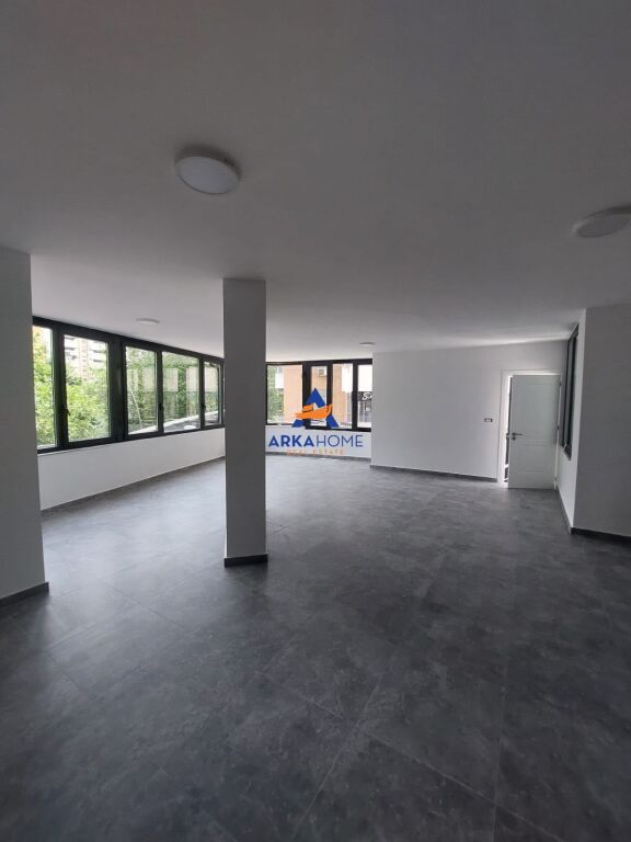 LOCALE COMMERCIALE IN AFFITTO 125M2 "VICINO AL VIAL BAJRAM CURRI, VICINO AL CARBURANTE KASTRATI" 100000 LEKE
