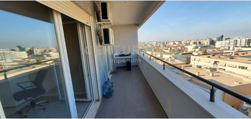 Apartament për Zyra me Qira në Komunën e Parisit – 4 Ambiente Pune!