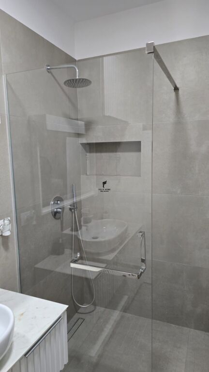 APARTAMENT ME QERA 1+1 QENDER 105.000 LEKE FH-80729 - Widok 6