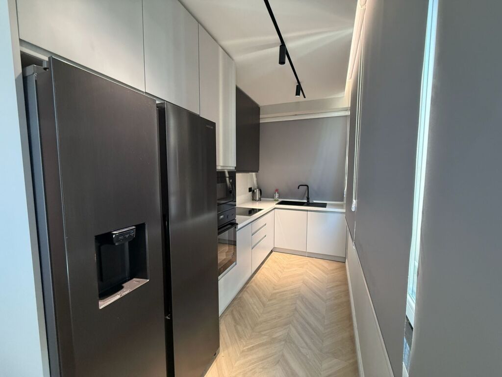 APARTAMENT LUKSOZ 2+1+2 ME QIRA BUZE RRUGES KRYESORE- LIQENIT TE THATE, TIRANE!