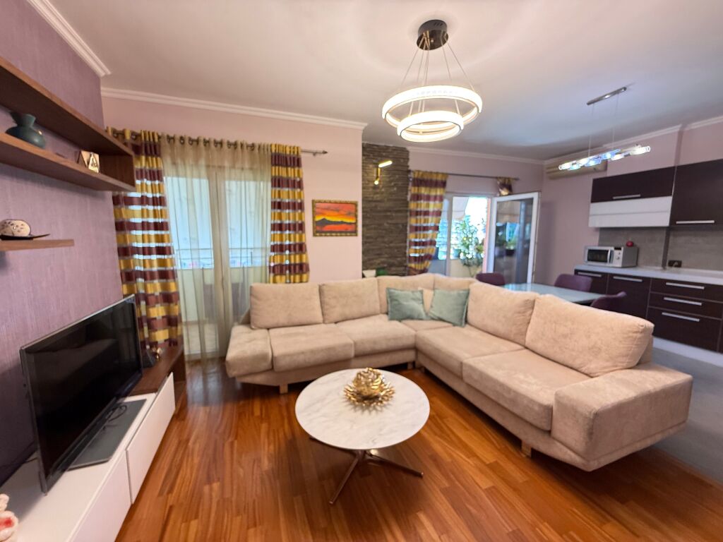 JAPIM ME QIRA APARTMENT 2+1Prane stadiumit Air Albania!