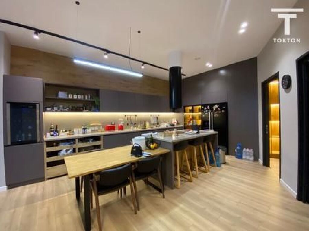 VENDESI, APPARTAMENTO DI LUSSO + PISCINA, GIARDINO BOTANICO, TIRANA